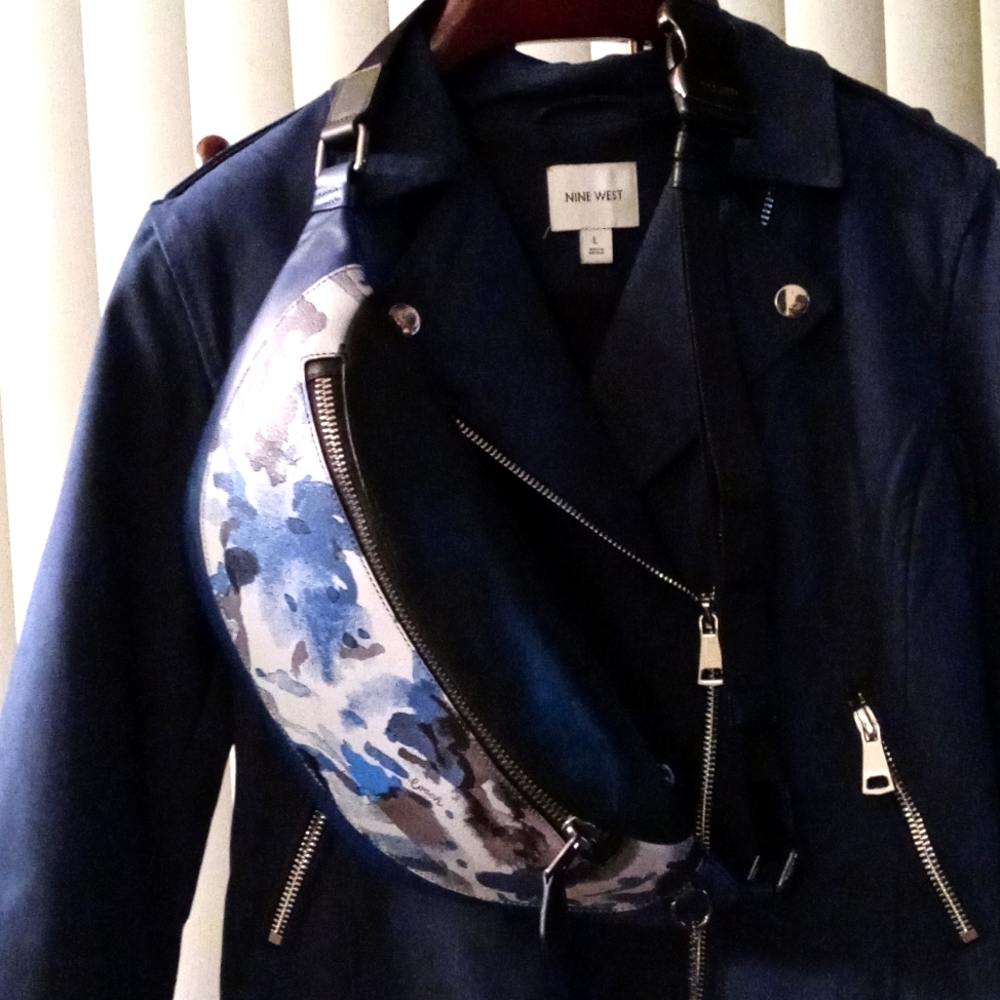 😎 Flowers,Blue Coach Fannie Pouch! Perfect for work or play 🎮 - Picture 3 of 6